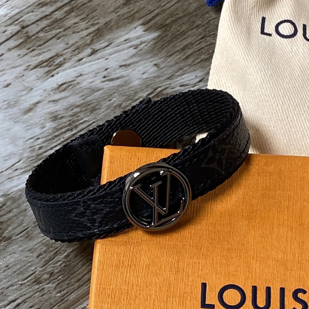 AUTHENTIC❤️❤️LOUIS VUITTON BLACK LEATHER BRACELET